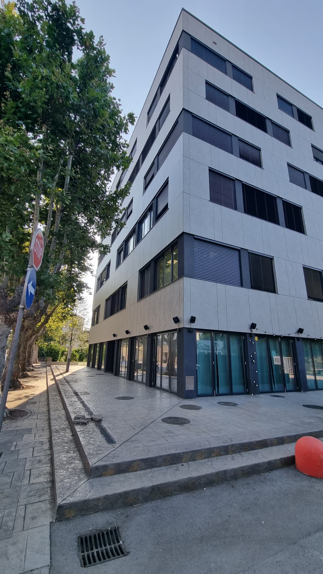 Zunanjost stavbe, kjer se nahaja klinika ESTETICAL v Kopru