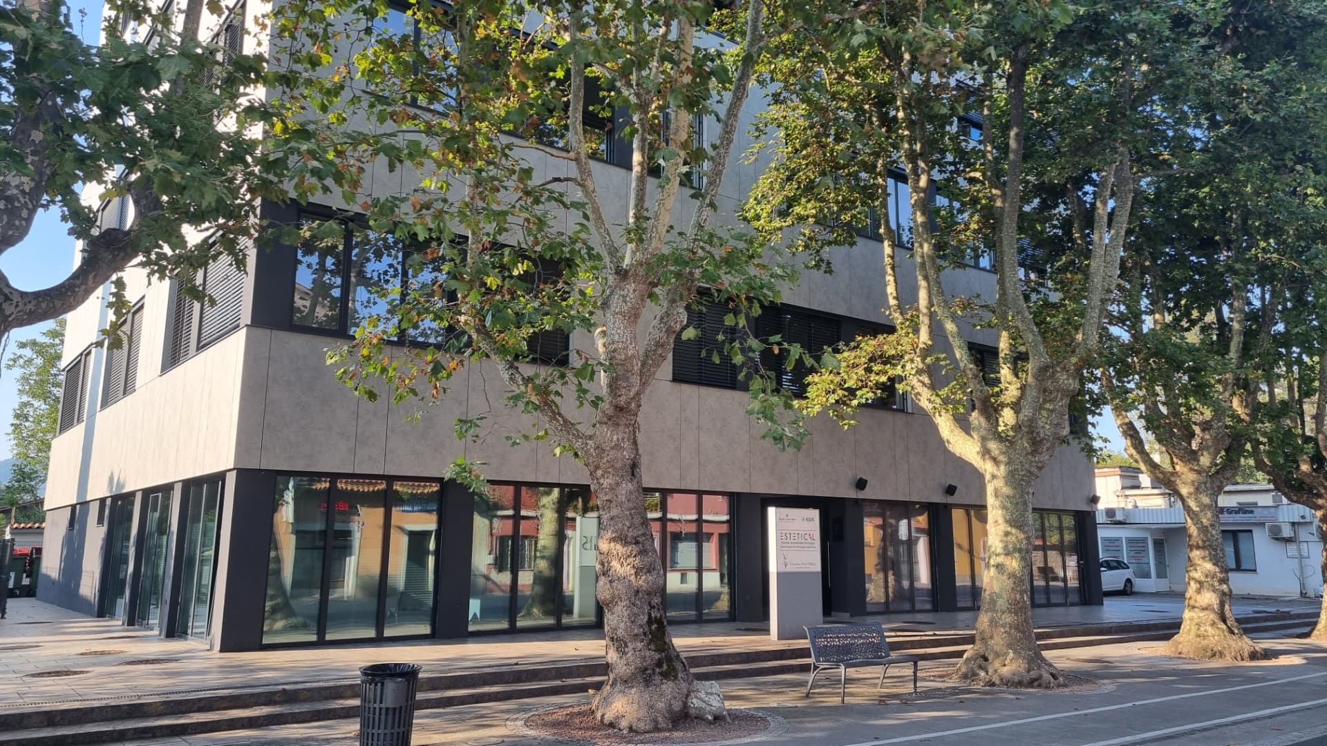 Vhod v kliniko ESTETICAL z ulice, Vojkovo nabrežje 6, Koper